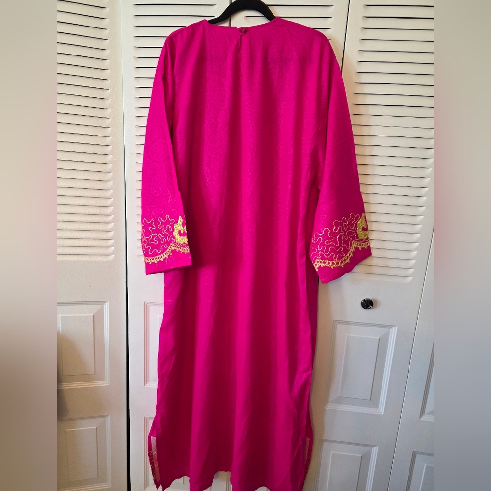 Stunning fuchsia kaftan (caftan) featuring intricate gold embroidery - Picture 3 of 11